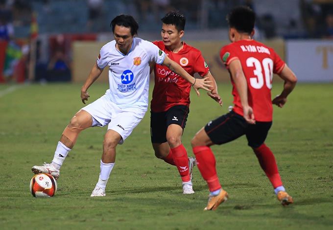 Tuấn Anh (áo trắng) trong màu áo Nam Định. Ảnh: Minh Tuấn