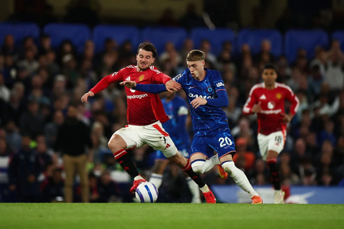 Mount (áo đỏ) từng có sự nghiệp thành công tại Chelsea
