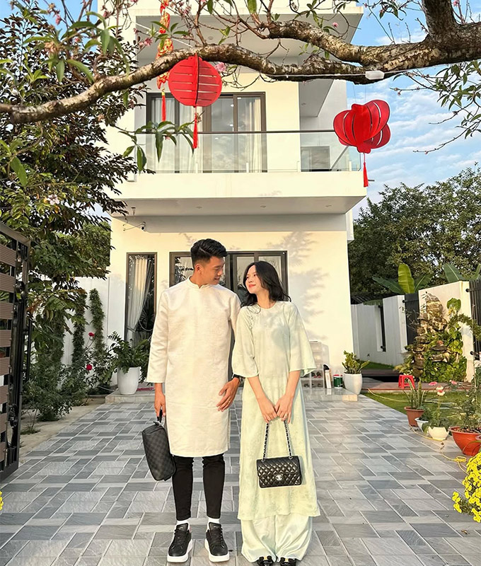 Thành Chung và bà xã Tố Uyên đứng trước căn nhà mới xây ở quê nhà Tuyên Quang 