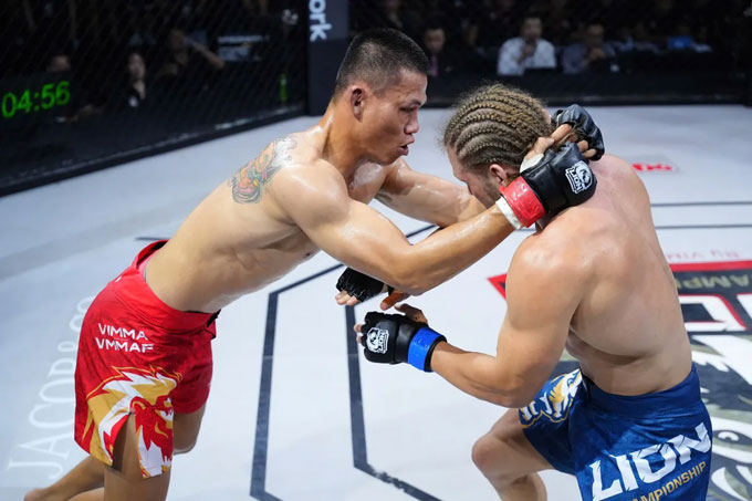 Công Minh vừa đánh bại đô vật Belarus, Zakhar Dzmitrychenka tại sự kiện Lion Championship 22