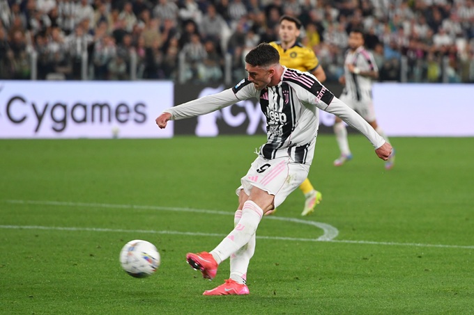 Vlahovic tung cú sút ấn định tỷ số 2-0 trước Udinese tại vòng 37 Serie A