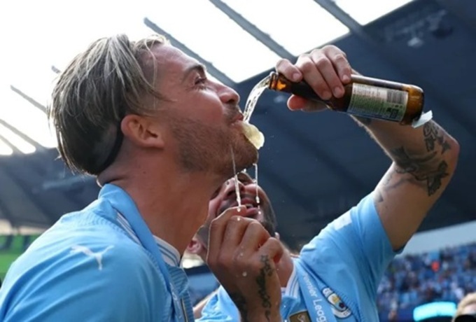 Jack Grealish của Man City được gọi là "thần cồn" vì đam mê bia rượu