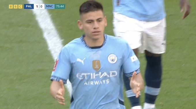 Pep thà dùng cầu thủ trẻ Claudio Echeverri, chứ không chịu đụng đến Grealish