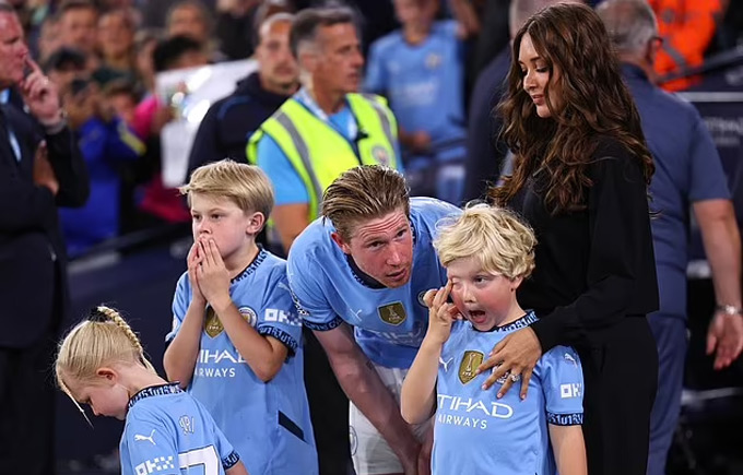 De Bruyne và gia đình trong khoảnh khắc chia tay sân Etihad