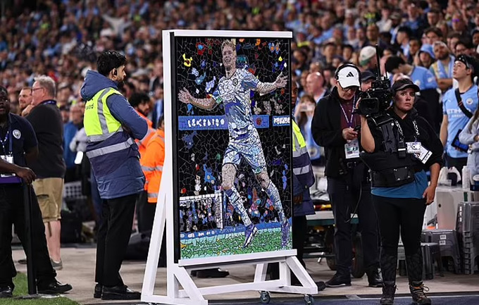 Món quà ý nghĩa CLB Man City dành tặng De Bruyne