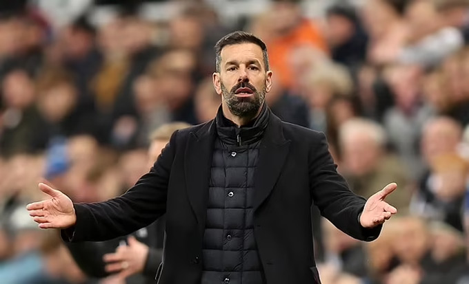 van Nistelrooy chuẩn bị rời Leicester
