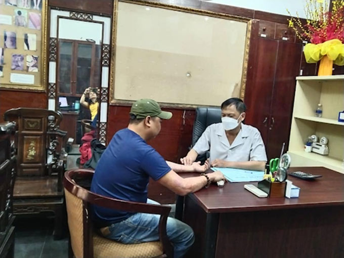 Người bệnh được thăm khám kỹ lưỡng trước khi kê đơn