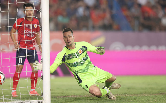 Nguyễn Filip bị CĐV cực đoan chỉ trích, dù chơi hay trước Buriram United - Ảnh: Đức Cường