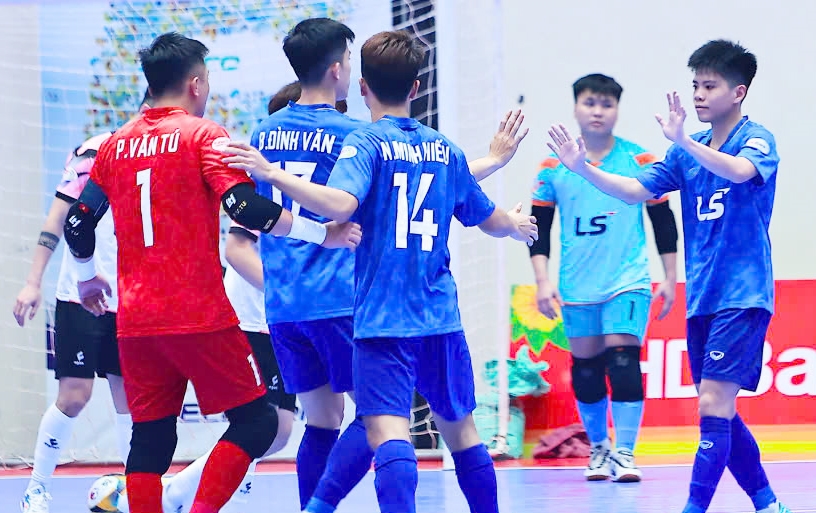 ĐKVĐ Thái Sơn Bắc (áo xanh) sẽ phải nỗ lực nhiều để đuổi kịp điểm số với đội đầu bảng Thái Sơn Nam TP. HCM