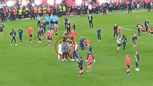 Maguire suýt choảng nhau với Romero sau trận