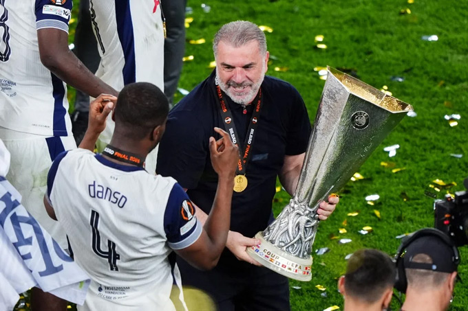 Tottenham đã có danh hiệu là chức vô địch Europa League, trong khi Arsenal vẫn chẳng có gì
