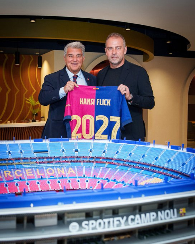 Flick chính thức gia hạn với Barca tới năm 2027