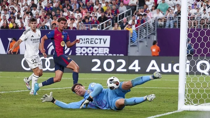 Tiền vệ 18 tuổi, Noah Darvich từng nhiều lần được gọi lên đội một Barca.