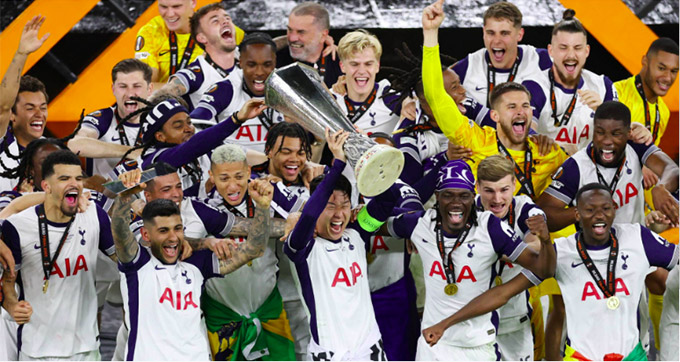 Niềm vui của các cầu thủ Tottenham sau khi hạ MU