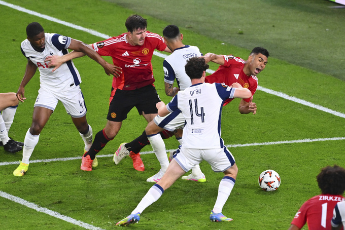 Tottenham đánh bại MU (áo đỏ) 1-0 trong trận chung kết Europa League 