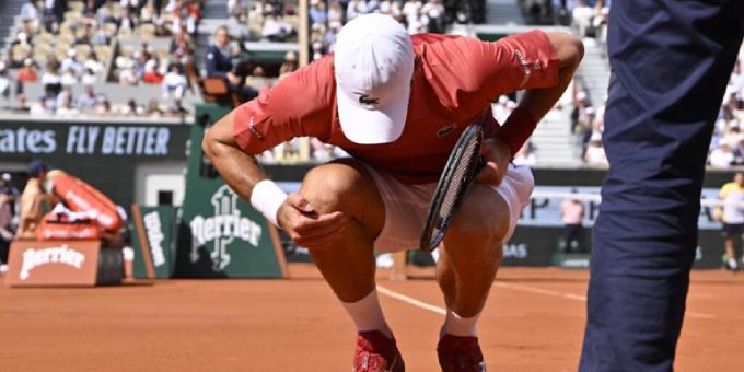 Djokovic ôm đầu gối
