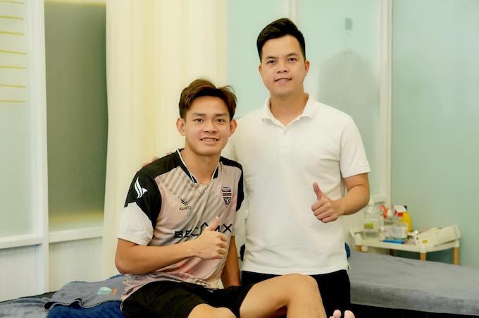 Vĩ Hào với bác sĩ Trần Huy Thọ. Ảnh: FBNV 