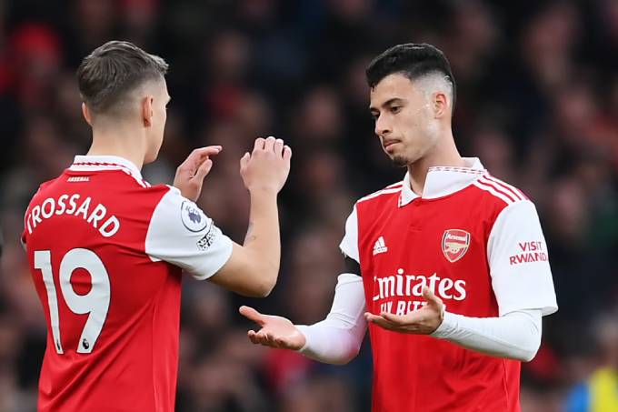 Arsenal phải xem xét tương lai của cả Martinelli (phải) lẫn Trossard