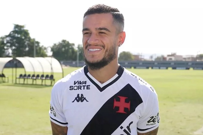 Coutinho cười tươi dù súng nổ sau lưng