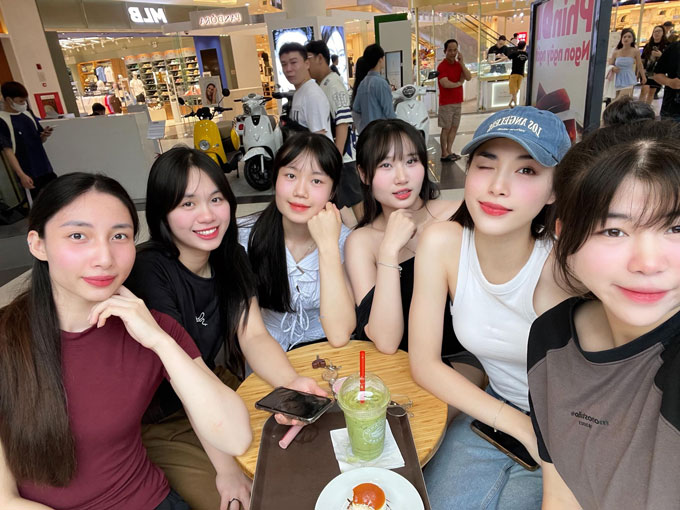 Thu Huyền (đội mũ) khoe ảnh off team cùng các cựu VĐV bóng chuyền