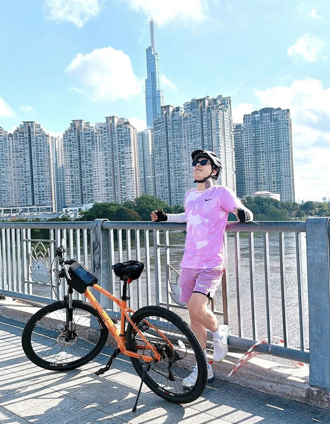 Tuấn Hưng chăm chỉ đạp xe
