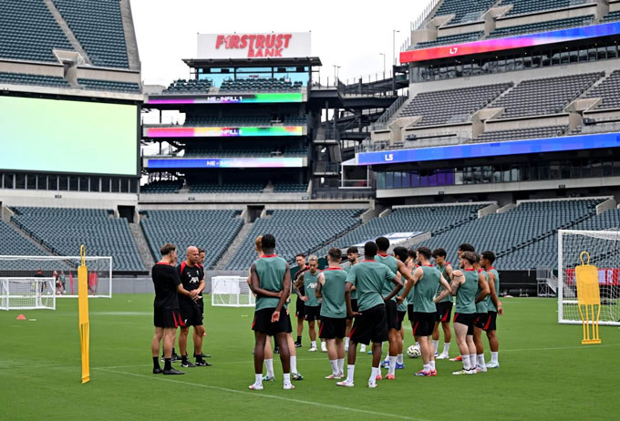 Arne Slot cùng các cầu thủ Liverpool tại Sân vận động Lincoln Financial của Philadelphia