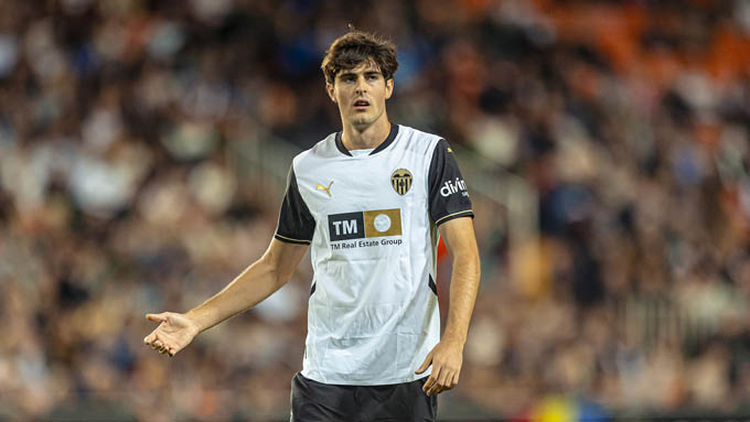 Javi Guerra: Ngôi sao trẻ của Valencia được đánh giá cao bởi khả năng chuyền bóng chất lượng, nhãn quan chiến thuật sắc bén và hoạt động không bóng hiệu quả. Với mức phí khoảng 22–26 triệu bảng, Javi Guerra có thể mang lại năng lượng và sự chắc chắn cho hàng tiền vệ.