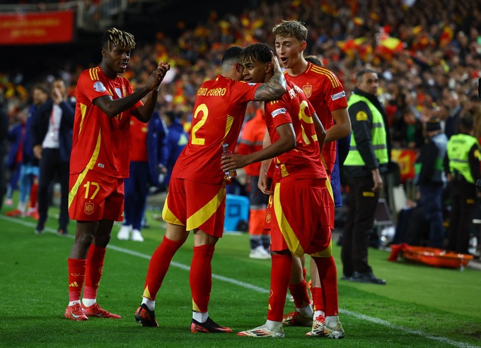 Nico Williams (bìa trái) và Dean Huijsen (bìa phải) có thể tái hợp ở Real Madrid
