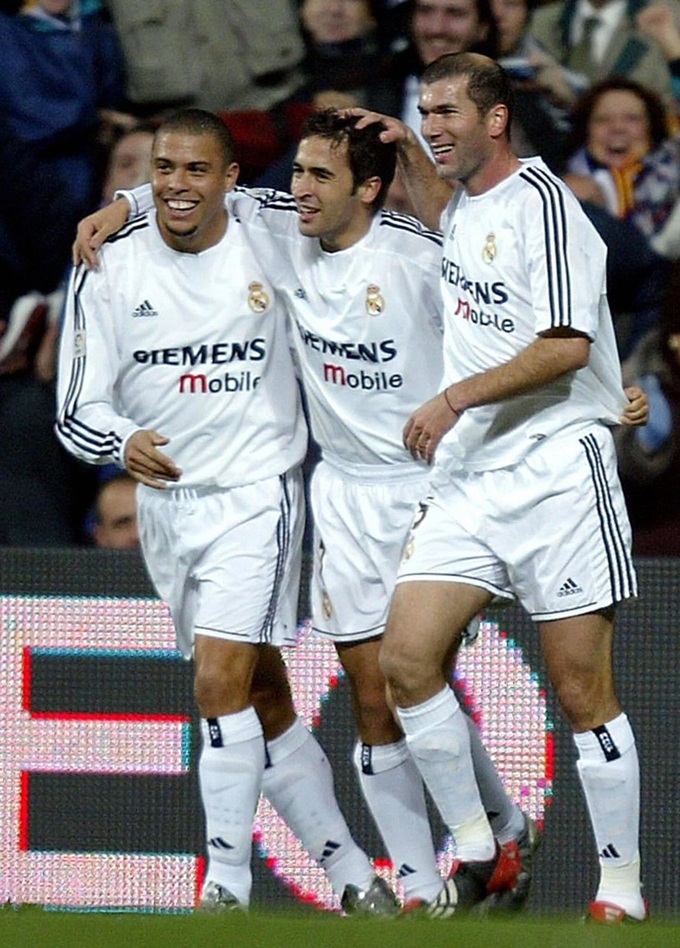 Raul (giữa), huyền thoại của Real Madrid với 16 danh hiệu lớn nhỏ trong đó có 6 chức vô địch La Liga và 3 Champions League