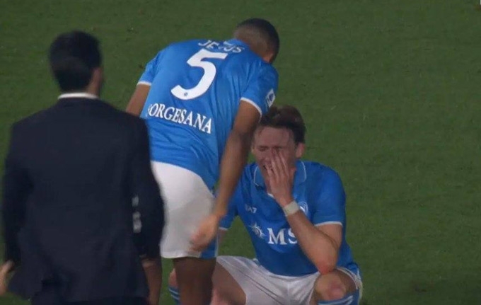 McTominay bật khóc sau khi tiếng còi mãn cuộc vang lên