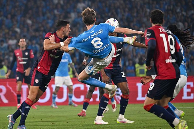 Siêu phẩm vô-lê của McTominay