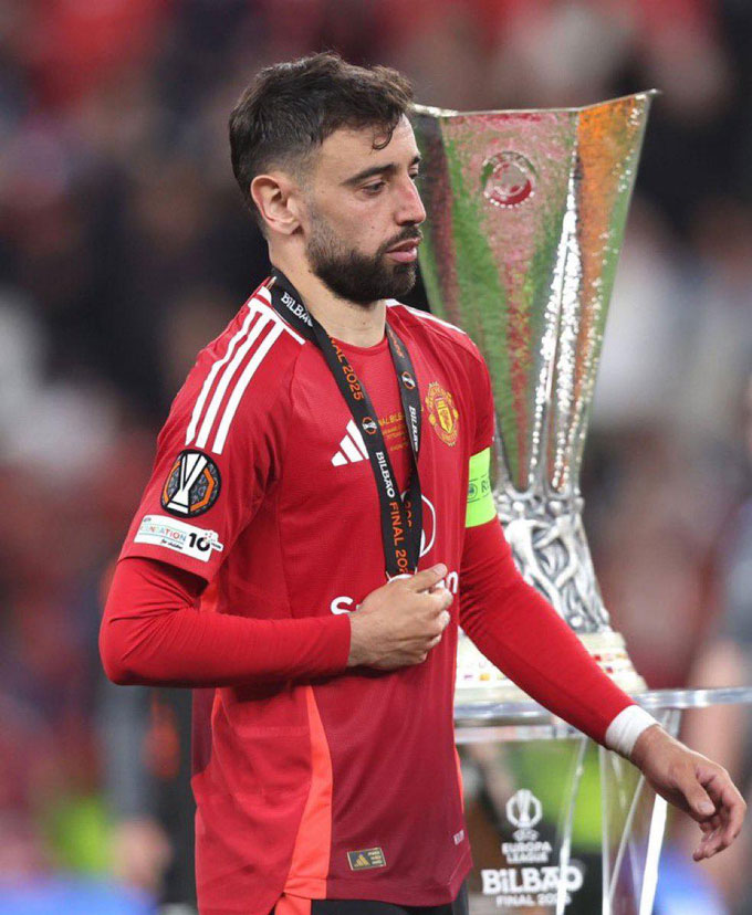 Fernandes lấp lửng về tương lai sau thất bại ở chung kết Europa League