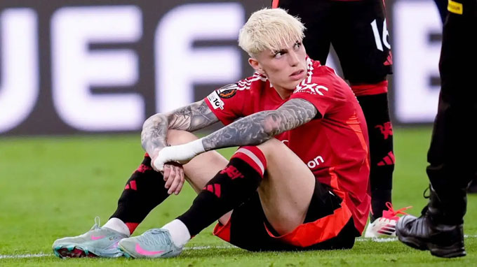 Garnacho giận dỗi sau khi phải dự bị ở chung kết Europa League
