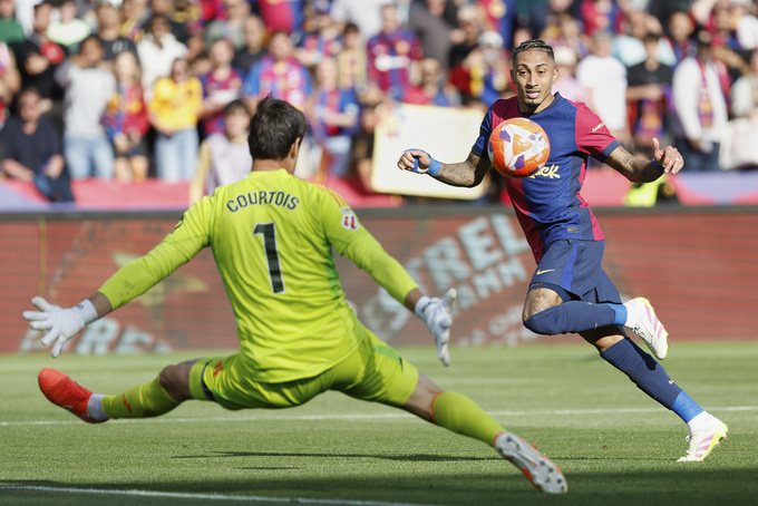 Raphinha vừa trải qua mùa bóng thăng hoa khi in dấu giày trong 59 bàn thắng của Barca