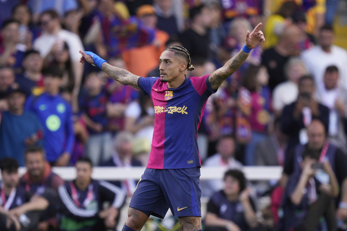 Nhưng Raphinha mới đóng vai "số 10" đích thực trong lối chơi của Barca mùa 2025/26?