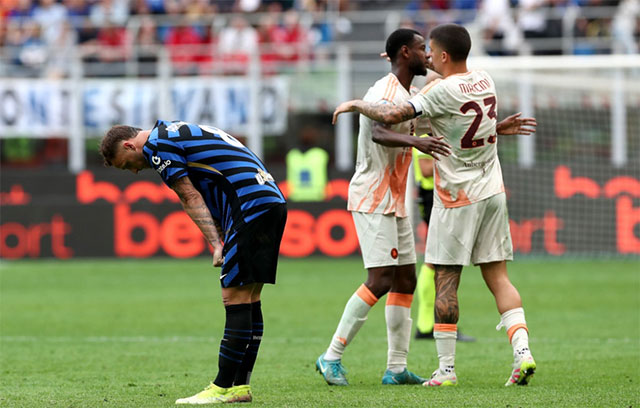 Inter để thua Napoli trong cuộc đua tới ngôi vô địch