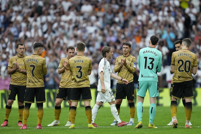 Modric đi giữa hành lang của sự tôn trọng