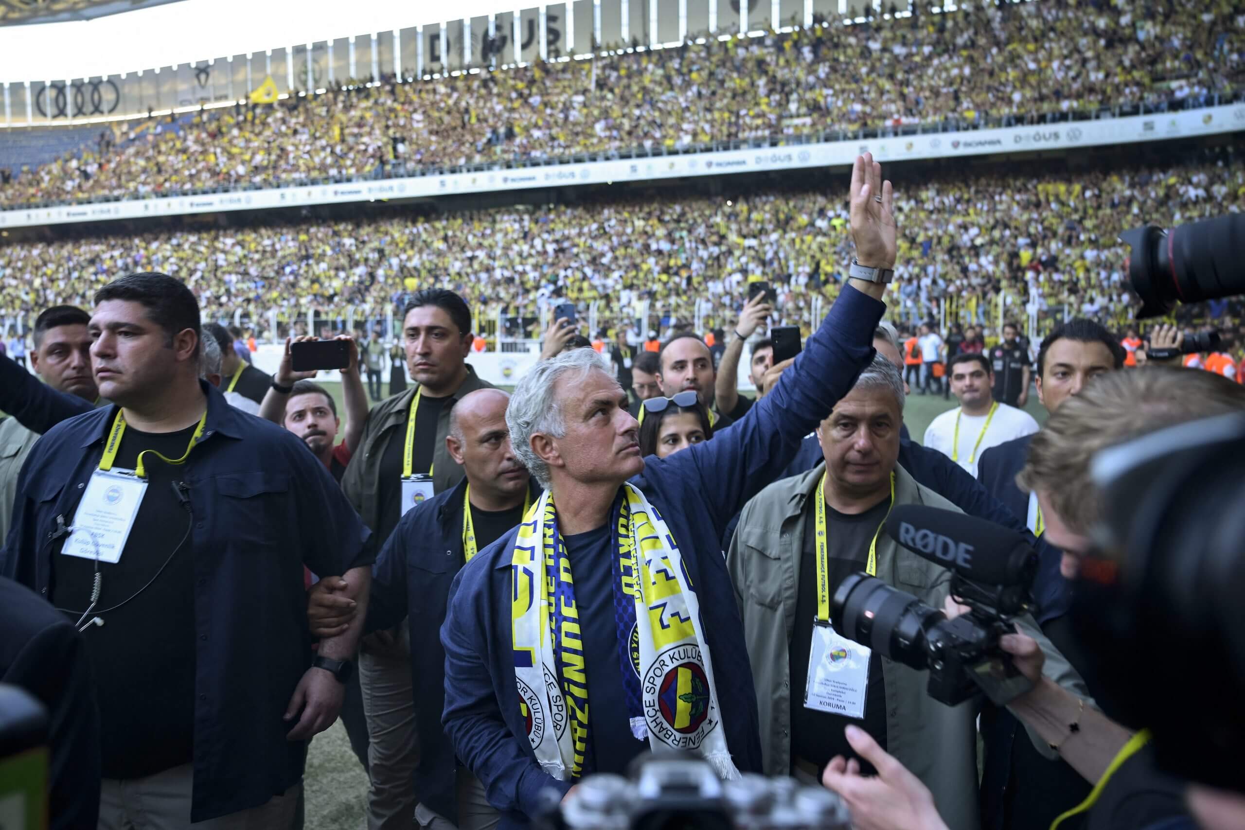 Mourinho chắc chắn vẫn tại vị cho dù vẫn thất bại ở mùa đầu tiên