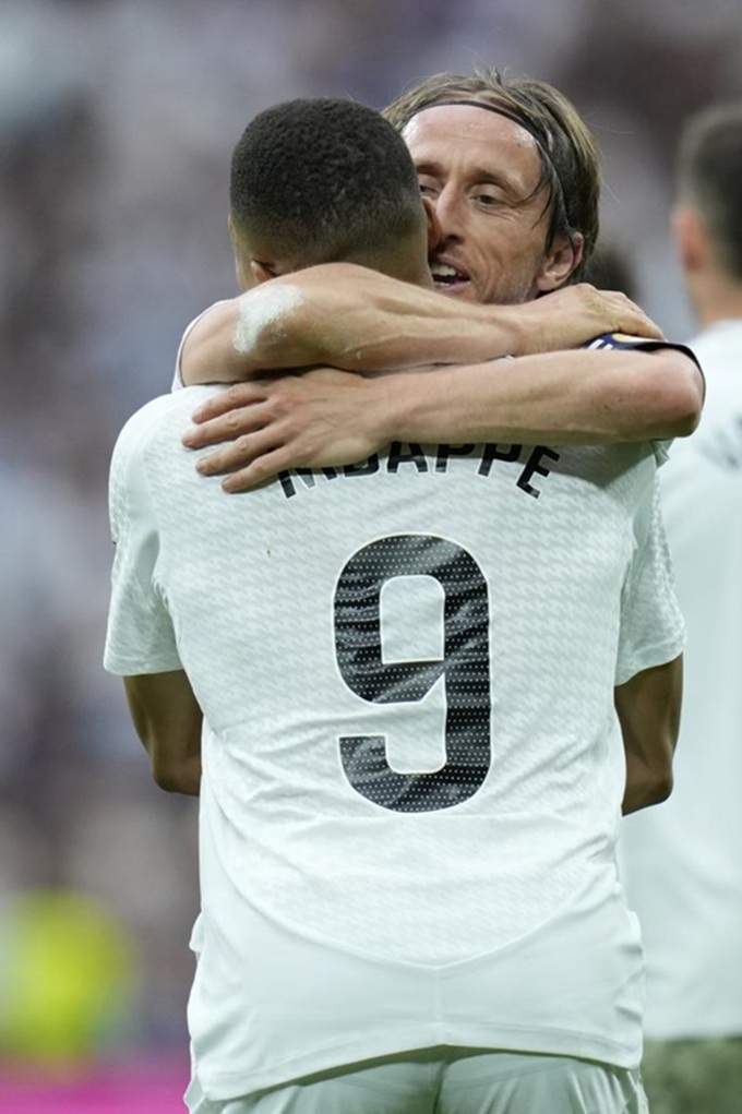 Mbappe ôm chặt Luka Modric trong ngày chia tay tiền vệ người Croatia
