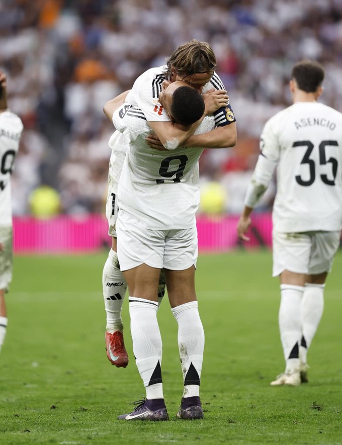 Mbappe nhấc bổng người đàn anh đáng mến