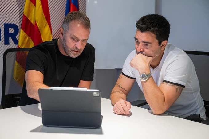HLV Hansi Flick (trái) muốn lãnh đạo Barca chi đậm mua tiền đạo cánh trái trong mùa Hè năm nay