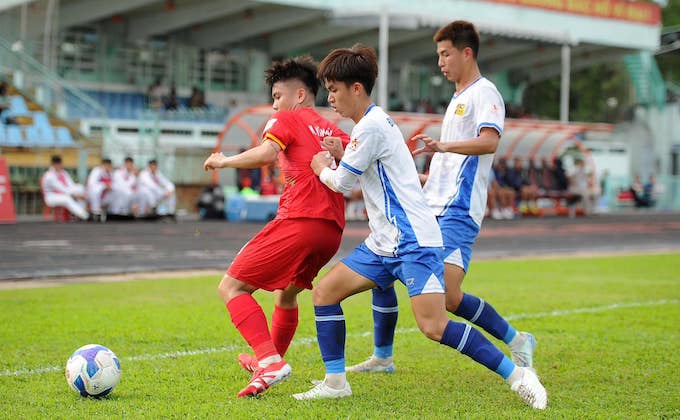 Tiếc cho chủ nhà Huế (áo trắng) chơi hay hơn, nhưng không thể ghi bàn - Ảnh: Quốc An