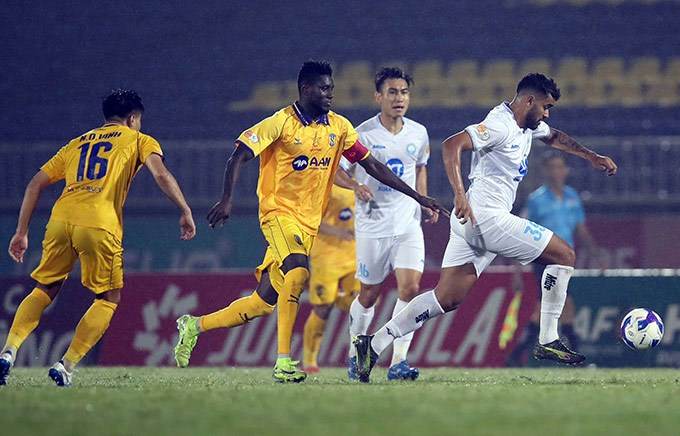 Nam Định sắp vô địch V.League trong khi SLNA có nguy cơ rớt hạng - Ảnh: Đức Cường
