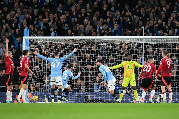 Trong một mùa giải "nát bét", Man City vẫn "đào sâu cách biệt" với MU