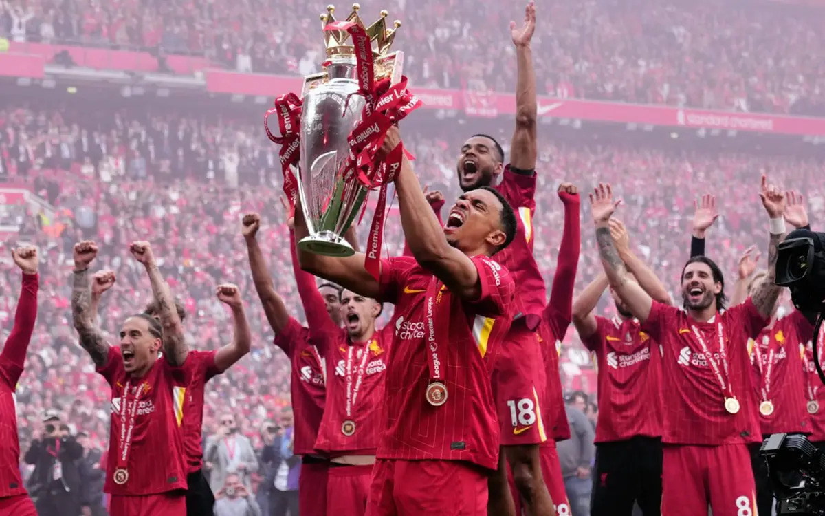 Những giọt nước mắt lăn dài trên má các CĐV Liverpool trong thời khắc chia tay Trent Alexander-Arnold.