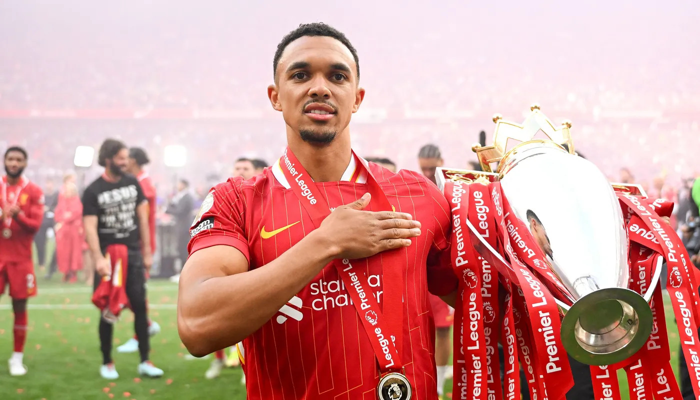 Alexander-Arnold cùng Liverpool đã vô địch Premier League giữa thanh thiên bạch nhật và sự chứng kiến của các CĐV 