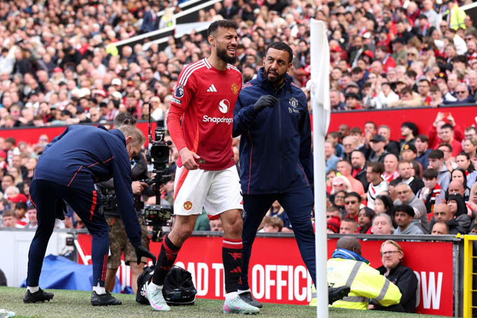 Noussair Mazraoui dính chấn thương và rời sân trong hiệp 1