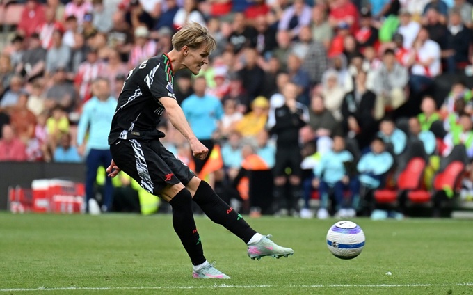 Odegaard thực hiện cú sút xa ấn định chiến thắng 2-1 trước Southampton