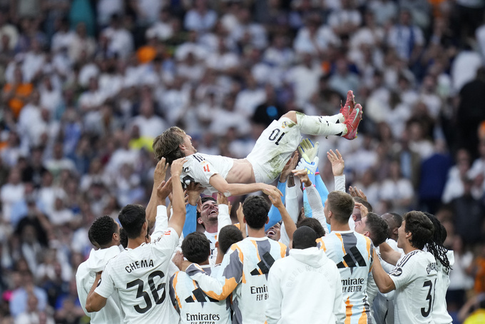 Đồng đội ở Real Madrid tung hô Luka Modric trong buổi chia tay