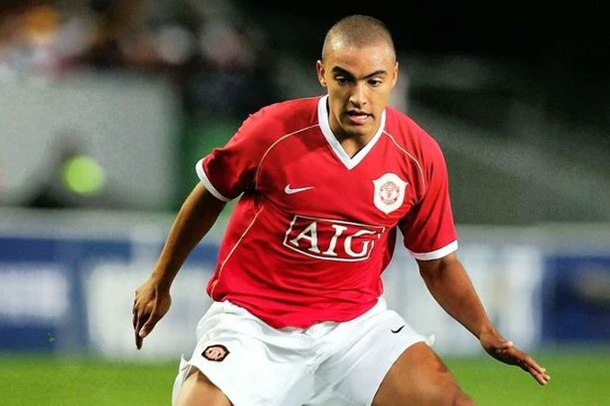 Danny Simpson khi khoác áo MU 
